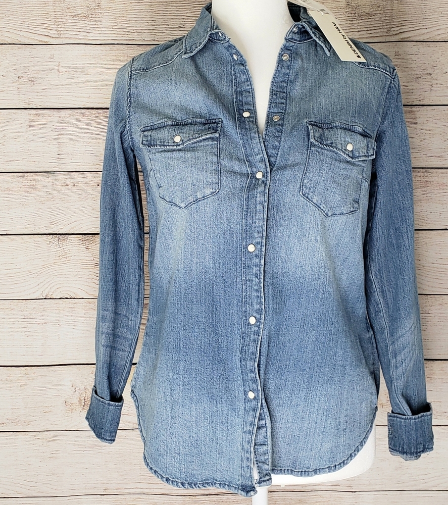 NWT H&M Denim collared pearl snap button down top